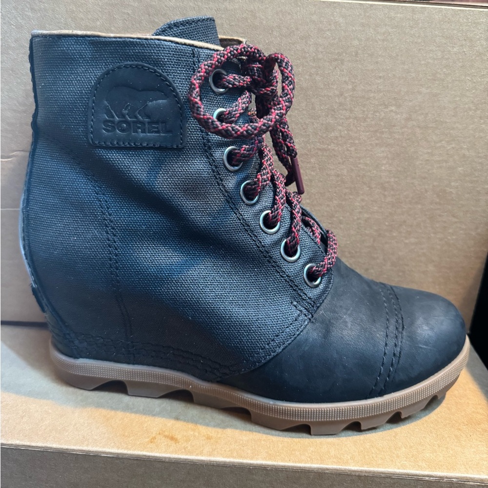 Sorel size 8 boots.  Worn only a few times.